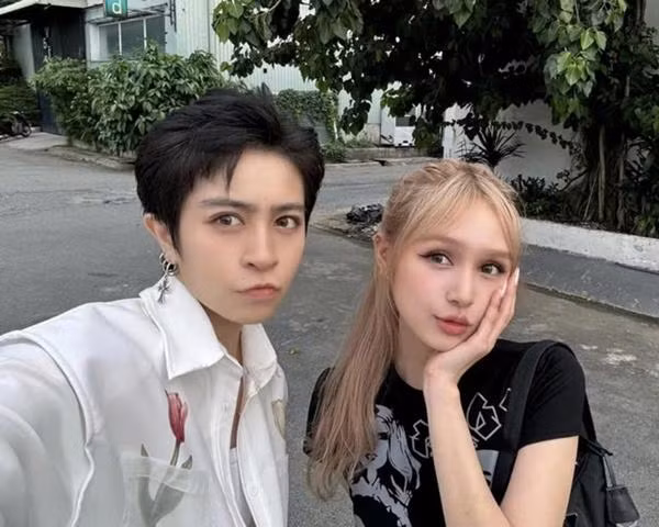 Trong phiên livestream ngày 30/9, Xoài Non bị nói xấu về chuyện tình cảm với Gil Lê do nhân viên quên tắt mic. Gil Lê đã động viên và hôn tay bạn gái tin đồn, nói: “Mấy cái tiêu cực đó mình kệ, mọi người cho qua đi, không sao đâu".