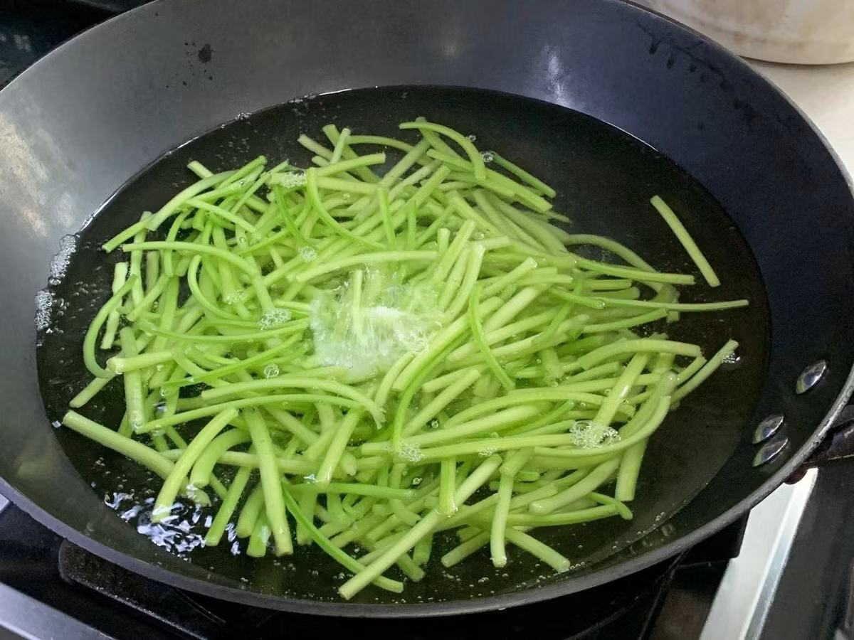 Dung chi an la, cong cua loai rau nay dai bo, giup nhuan trang-Hinh-5