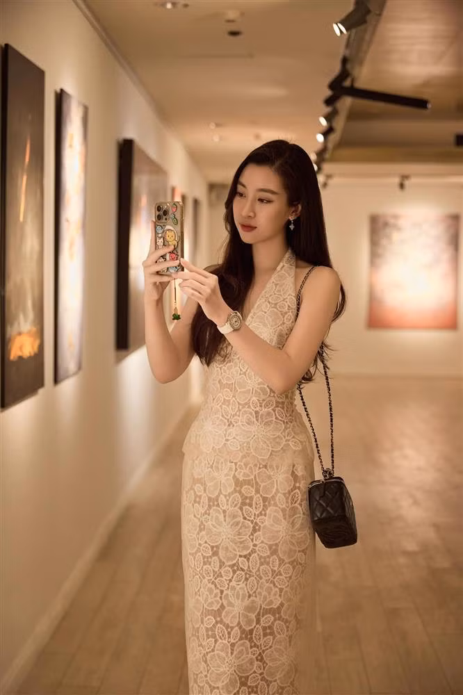 Sau 2 năm về nhà chồng, Hoa hậu Việt Nam 2018 ngày càng được khen ngợi về nhan sắc, phong thái. Cô ghi điểm với phong cách kín đáo nhưng không kém phần sang trọng, thanh lịch.