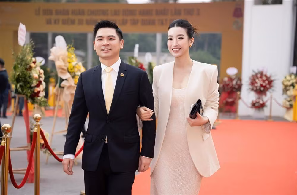 Sau kết hôn, Đỗ Mỹ Linh dành nhiều thời gian cho tổ ấm. Cô vắng bóng trong các hoạt động showbiz, đồng hành cùng chồng trong nhiều dịp đặc biệt.