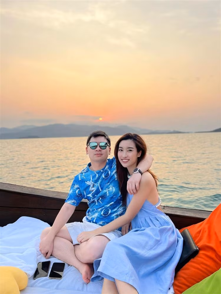 Đỗ Mỹ Linh cũng thường xuyên đăng ảnh tình cảm, gửi những lời ý nghĩa tới ông xã. Cô chia sẻ trên trang cá nhân: "Đón sinh nhật lần thứ 4 cùng bạn này ở một nơi xa. Chúc bạn yêu tuổi mới sẽ gặt hái nhiều thành công trong công việc, là chỗ dựa vững chắc cho 2 mẹ con. Chúc chúng mình mãi luôn yêu thương và hiểu nhau nhiều hơn để luôn vui vẻ, hạnh phúc ở bên nhau như bây giờ nhé".