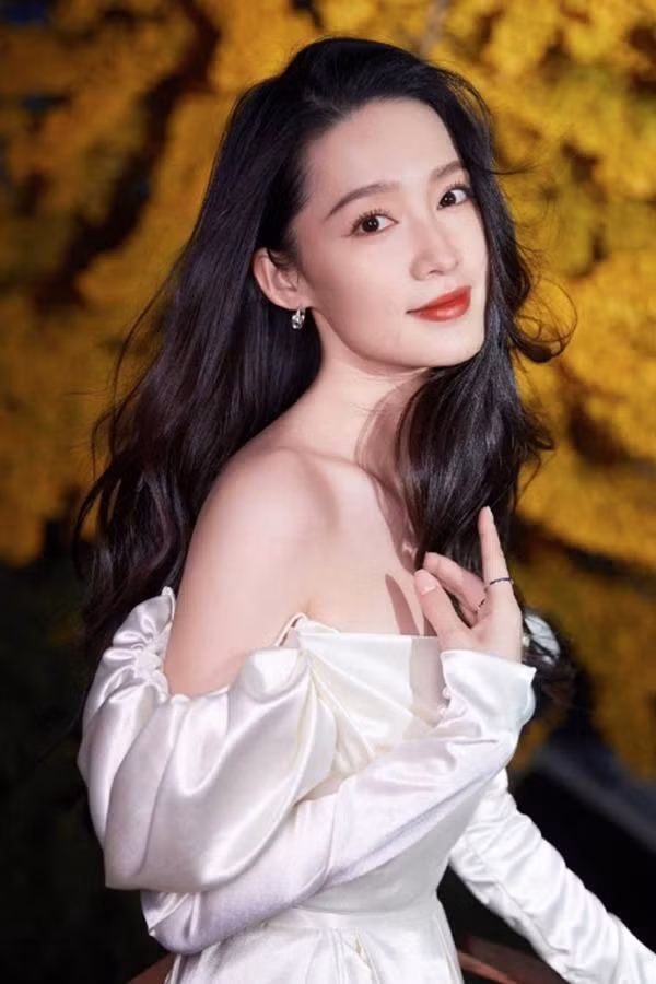 Ngoài ra, nàng Hàm Hương xinh đẹp còn dùng tinh dầu chiết xuất từ thiên nhiên để mát-xa giúp chống lão hóa da rất hiệu quả. Chỉ cần nhỏ vài giọt tinh dầu, rồi mát-xa đều khắp mặt sẽ giúp bạn sở hữu làn da săn chắc, đầy sức sống.