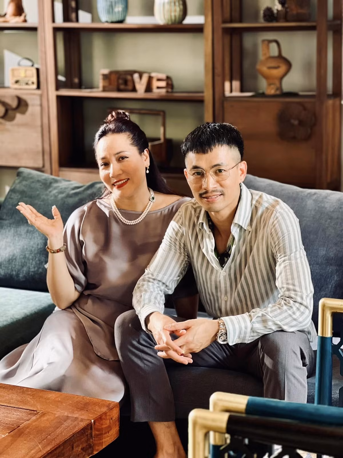 Mạnh Cường (Dũng "kính") và Thu Huyền (vợ Quân "già") ở hậu trường.