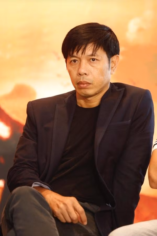 Nam diễn viên gạo cội từng cho biết, hầu hết các kịch bản anh nhận được đều đưa vợ xem trước. Anh tin rằng, vợ là người ngoài ngành, cô sẽ có cái nhìn công tâm của một khán giả xem kịch bản đó có hay hay không, vai diễn đó có hay hay không.