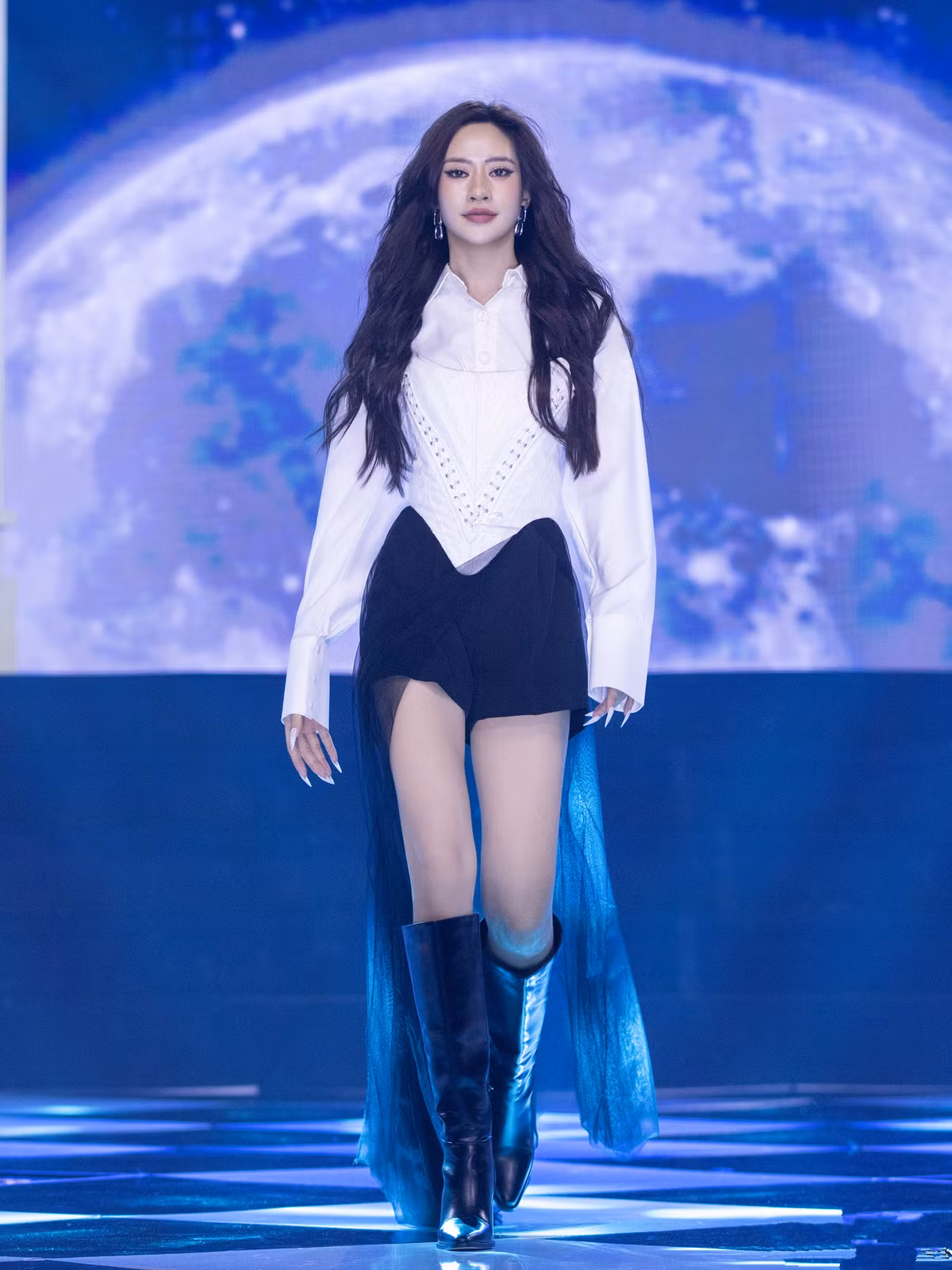 Sau Miss Universe Vietnam 2024, Đan Chi duy trì công việc người mẫu, MC và sáng tạo nội dung. Hoạt động trong nhiều lĩnh vực giúp cô có những không gian khác nhau để chia sẻ đam mê, trải nghiệm. Lịch trình bận rộn đôi lúc vất vả nhưng người đẹp thấy hạnh phúc.