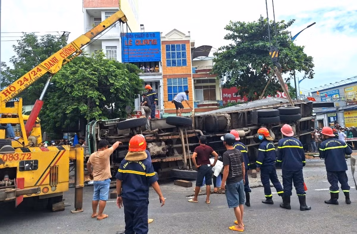 Dùng xe cẩu để kéo chiếc xe dăm.