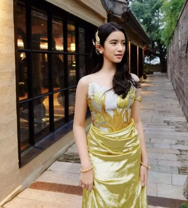 Gần đây, nhiều nguồn tin cho rằng, Jenna đang cân nhắc để trở thành thực tập sinh tại một công ty giải trí Hàn Quốc. Trước đó, cô nhiều lần thể hiện tình yêu của mình dành cho âm nhạc K-pop, thậm chí được dự đoán sẽ kế tiếp chặng được thành công của Lisa (BLACKPINK). Tuy nhiên, công chúa nhanh chóng phủ nhận thông tin này. (Ảnh: FBNV)
