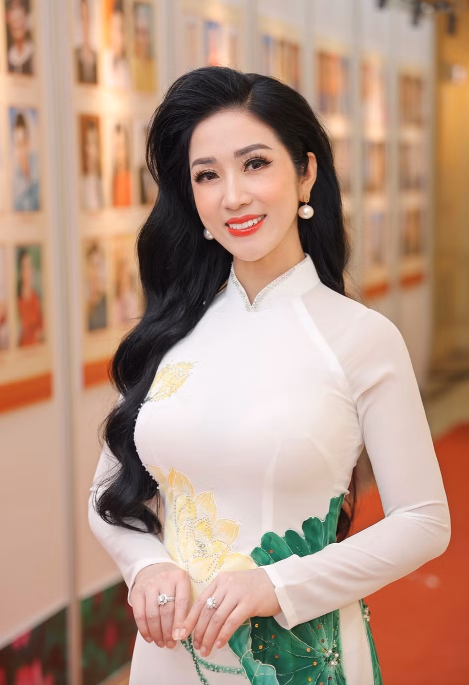 Ba nu nghe si noi danh co hoc vi Tien si-Hinh-3