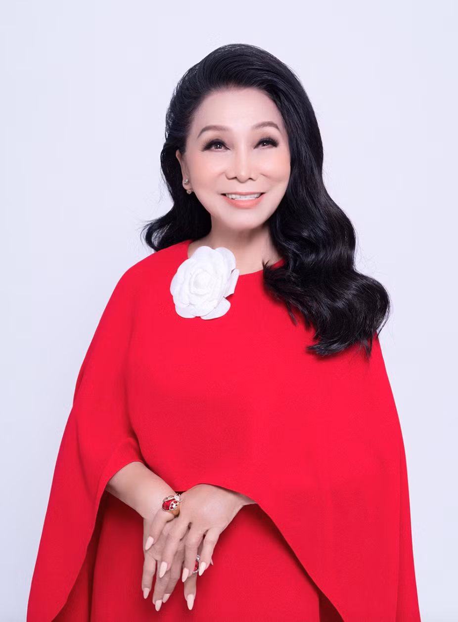 Ba nu nghe si noi danh co hoc vi Tien si