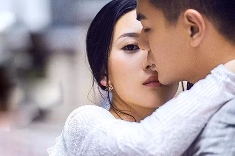 Say dam voi tinh tre kem 17 tuoi, quy ba nhan tin soc