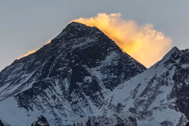 Đỉnh Everest còn có tên gọi khác là Chomolungma. Tên gọi Everest chỉ xuất hiện từ năm 1865 khi được Hiệp hội Địa lý Hoàng gia Anh đặt tên tiếng Anh. Ảnh: Wikipedia.