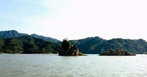Thung Nai, Hòa Bình là Vịnh Hạ Long trên cạn nổi tiếng, hồ nằm giữa lòng sông Đà với cảnh quan rất thanh bình.