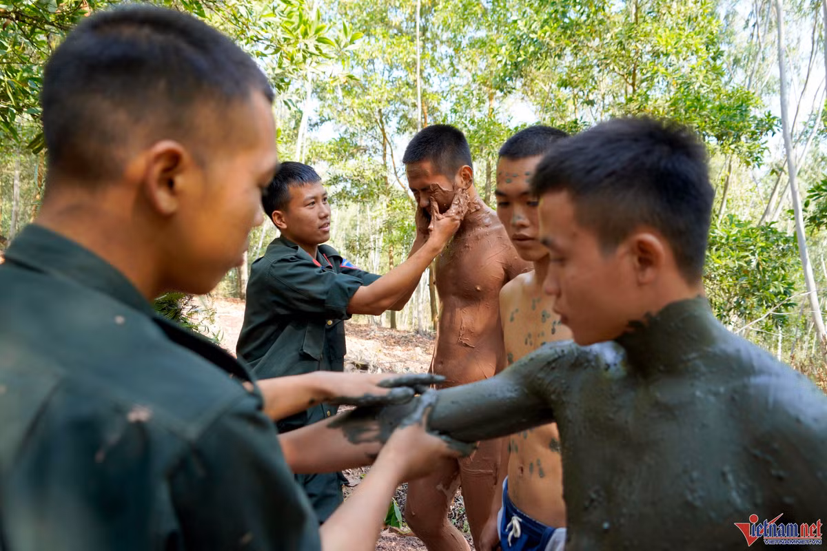 "Mỗi ngày tất cả chiến sĩ đều tập võ và thể lực từ 7h đến 11h trưa, chiều luyện tập kỹ - chiến thuật tác chiến bất kể thời tiết nắng nóng hay lạnh giá. Thể lực và ý chí ngoan cường được trau dồi sau mỗi buổi tập", Thiếu tá Hoàng Đình Công cho biết. Ngoài việc tập võ, các chiến sĩ còn phải luyện tập kỹ năng ngụy trang như hóa thân thành bụi cây, đống lá khô hay ẩn mình trong bùn lầy để chờ lệnh mới bật dậy tấn công.