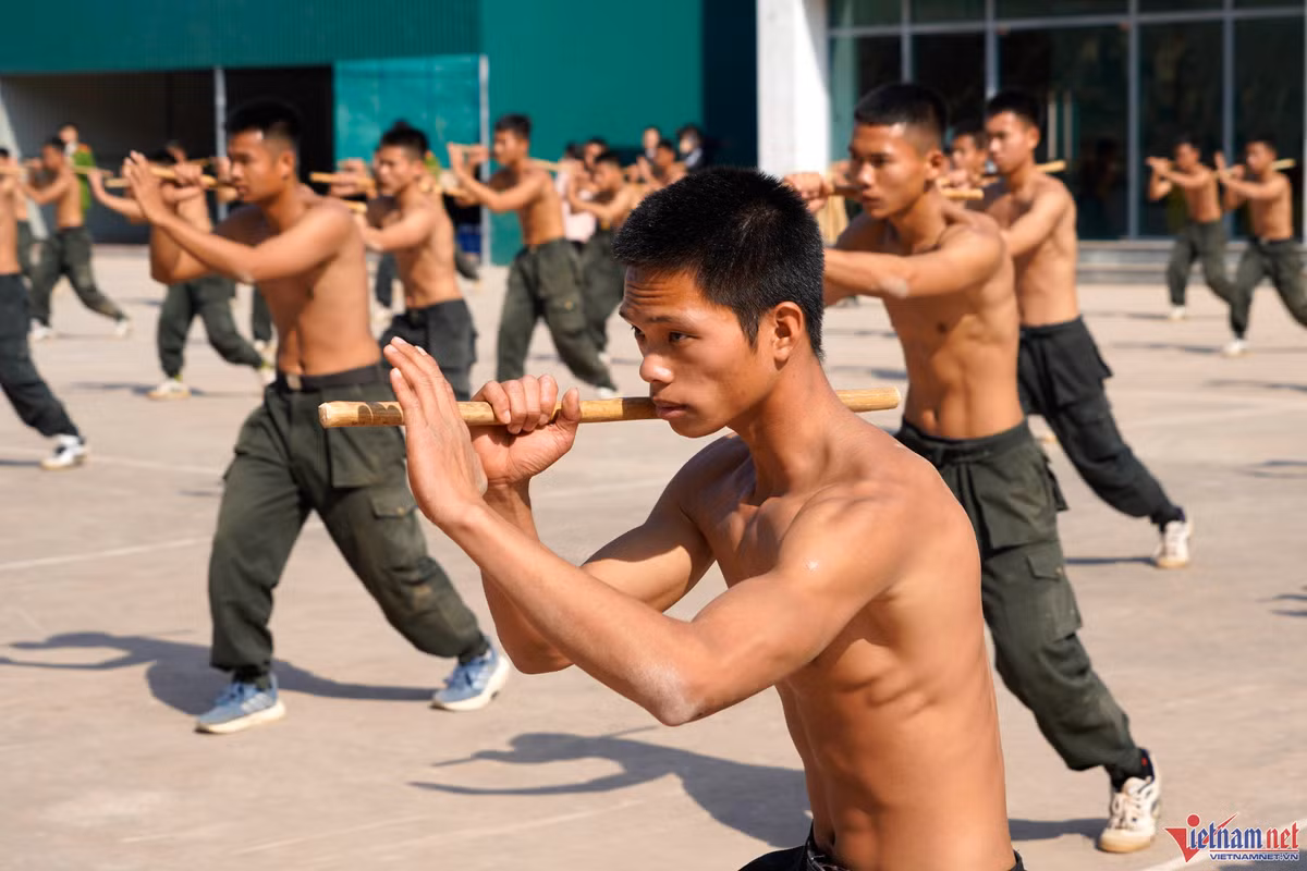 Thiếu tá Hoàng Đình Công (Trưởng ban Kỹ, chiến thuật quân sự và tác chiến tổng hợp, Trung tâm Huấn luyện quốc gia về phòng, chống khủng bố) cho biết, trung tâm đang huấn luyện 2 lớp với hơn 200 chiến sĩ. Trong quân số 2 lớp kể trên, có 60 chiến sĩ được tuyển chọn từ lực lượng Cảnh sát đặc nhiệm tập huấn tham gia thử thách đặc nhiệm ở nước ngoài vào tháng 3/2023.