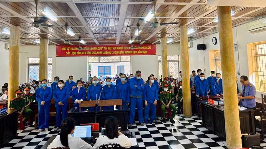 Hom nay tuyen an vu buon lau 51 kg vang