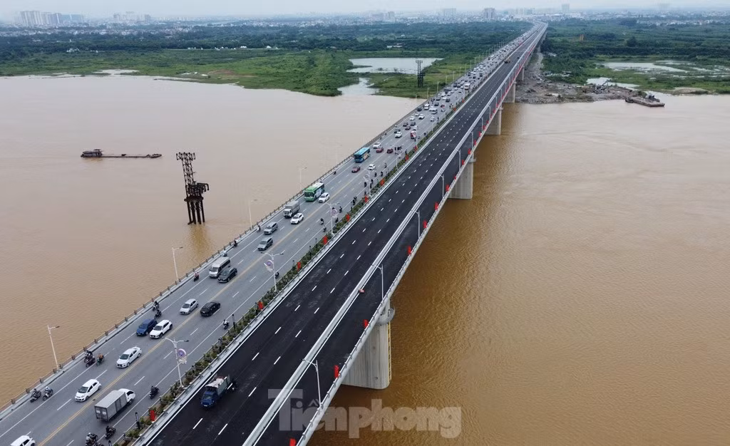 Sau khi được thông xe, cầu Vĩnh Tuy hoàn thiện cả 2 giai đoạn (1 và 2) sẽ giảm ùn tắc hai đầu cầu và trên cầu thường diễn ra vào giờ cao điểm, khép kín đường Vành đai 2 theo quy hoạch.