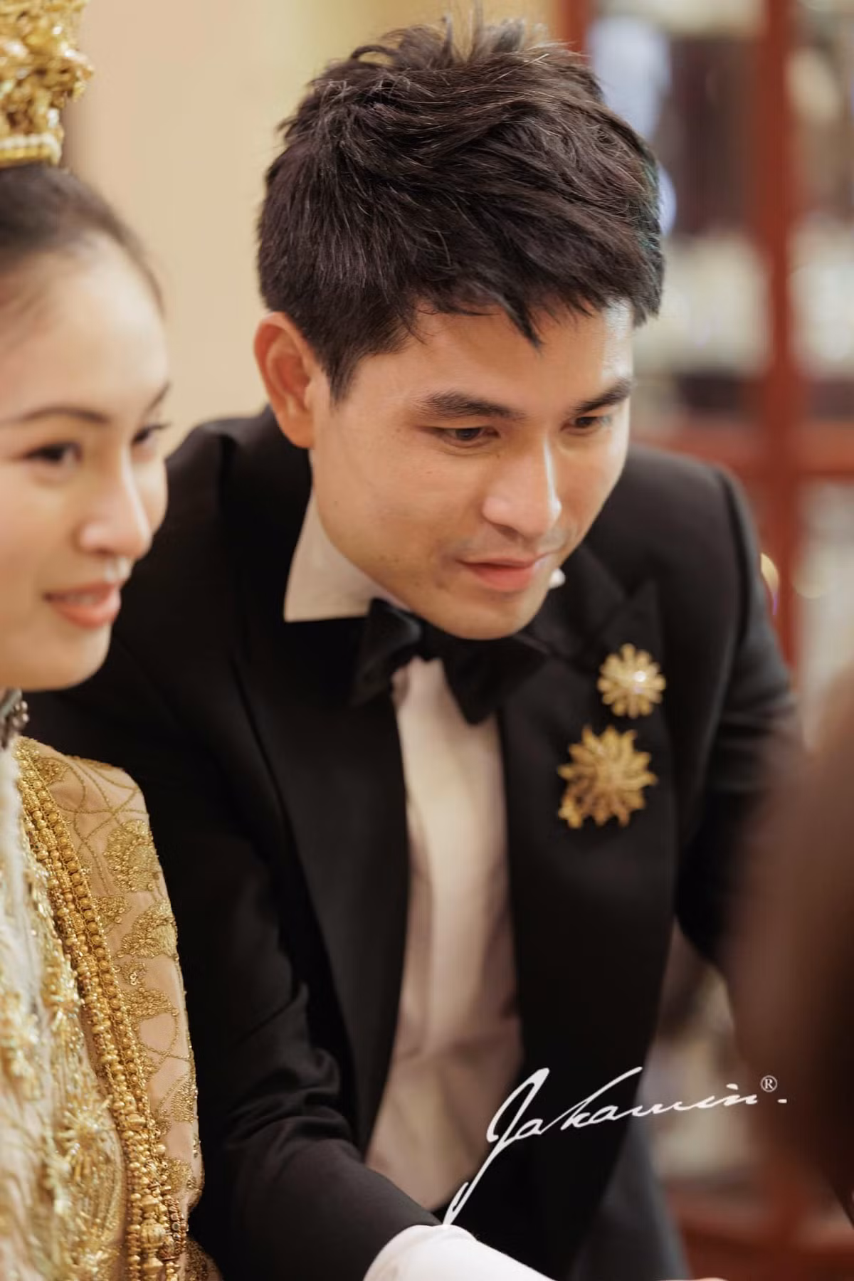 Chồng Nong Poy là người thừa kế của Ban Ar Jor. Gia đình anh có tiếng ở khu vực này và thường gây quỹ, tổ chức những chương trình giúp đỡ trẻ em.