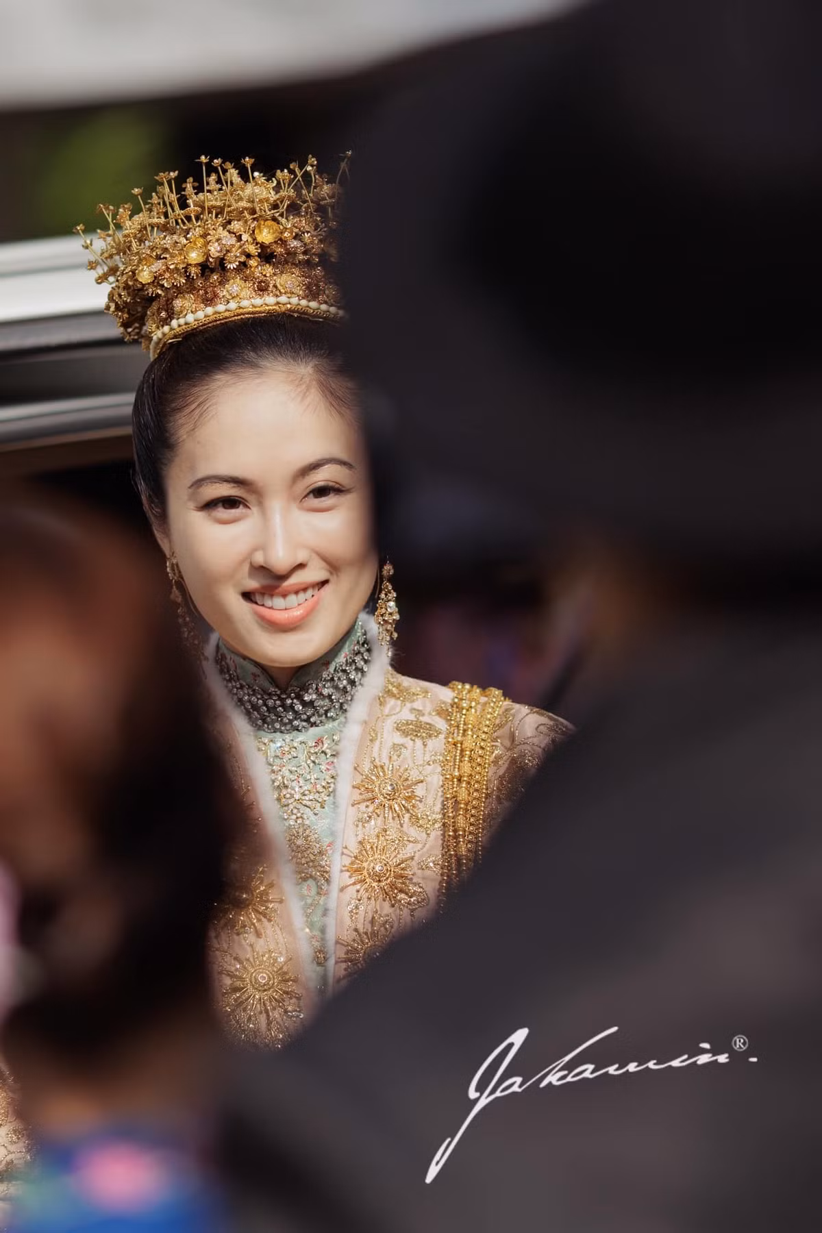 Nữ diễn viên đeo nhiều trang sức vàng ở tay, cổ, nổi bật là chiếc vương miện với những chi tiết hoa bằng vàng được thực hiện tỉ mẩn suốt 3 tháng bởi nhóm nghệ nhân thủ công mỹ nghệ cổ xưa của tỉnh Ranong.