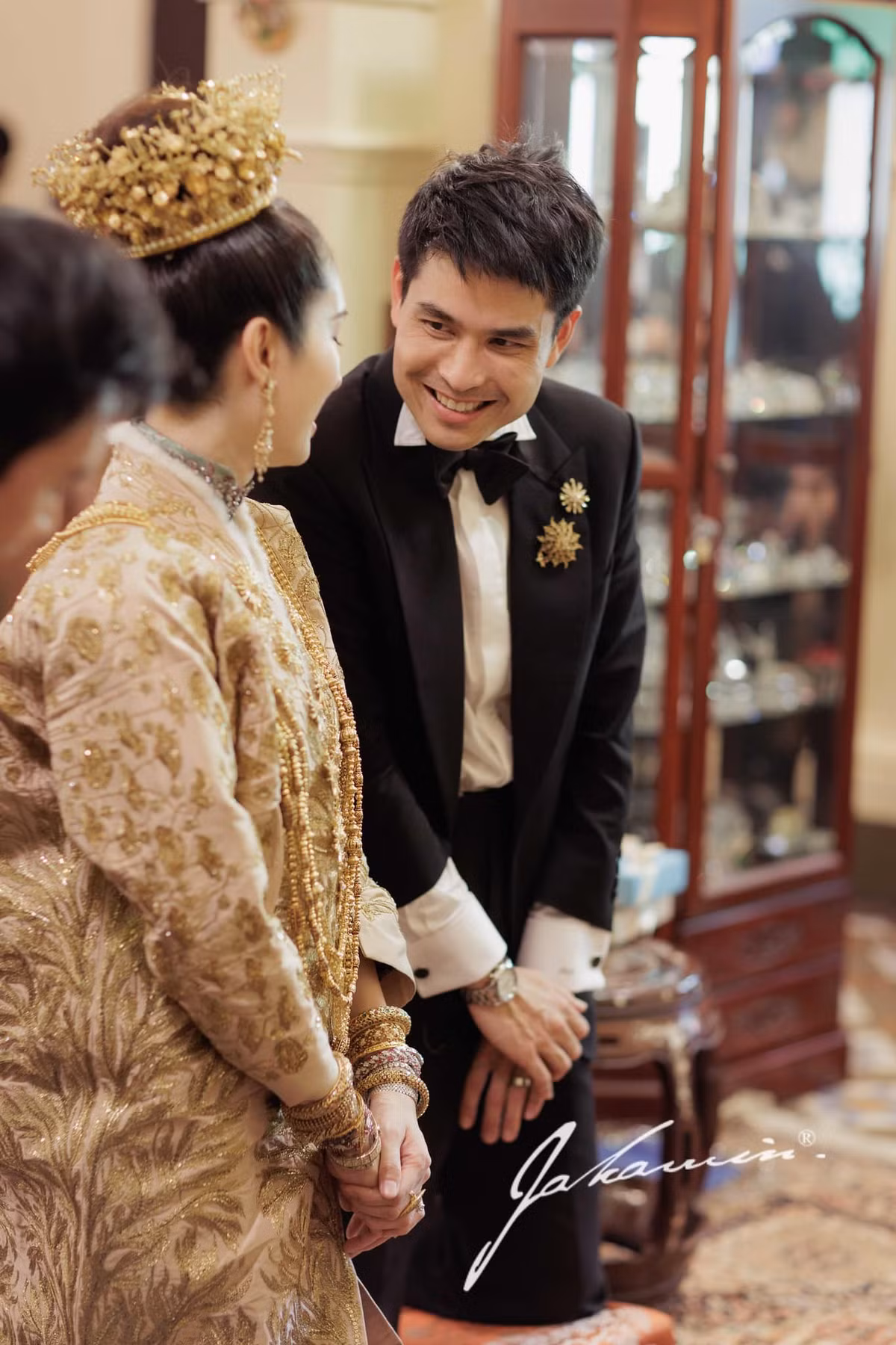 Cô dâu Nong Poy trong ngày cưới. Chú rể Oak Phakwa Hongyok thể hiện sự quan tâm khi luôn hướng mắt và dành nụ cười tình cảm cho người bạn đời.