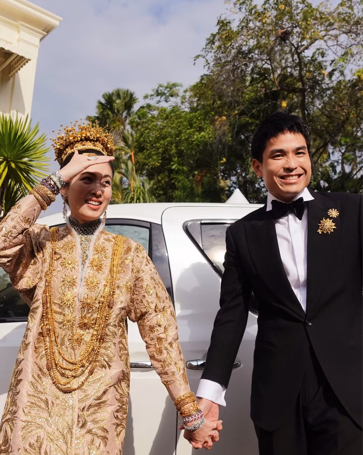 br/> Sáng 1/3, đám cưới của Nong Poy và doanh nhân Oak Phakwa Hongyok diễn ra tại Phuket, Thái Lan. Ar Jor - bảo tàng, nhà hàng, homestay, quán cà phê nổi tiếng của nhà trai thông báo đóng cửa hai ngày để tổ chức hôn lễ. 
