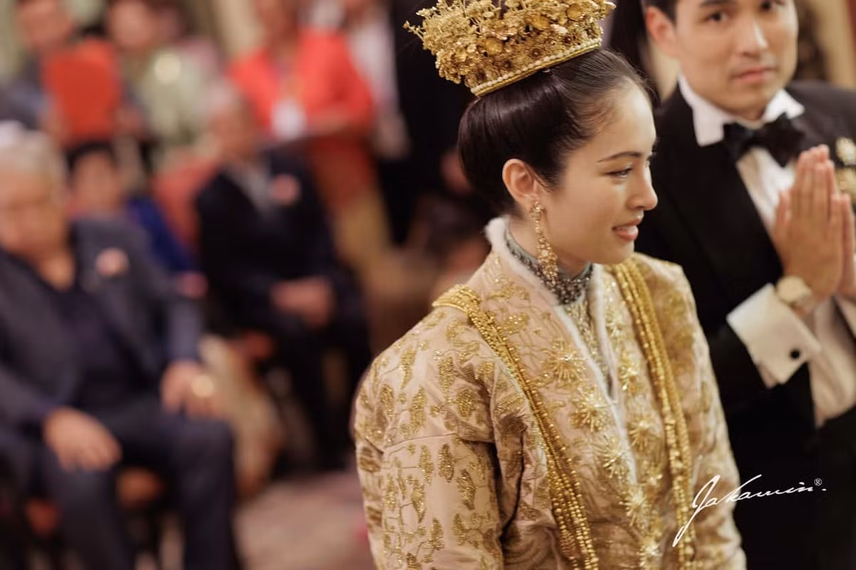 Trước đó, Nong Poy và Oak Phakwa Hongyok vừa tổ chức lễ gia tiên, bày tỏ niềm thành kính đến tổ tiên, cha mẹ. Hồi tháng 2, diễn viên Aum Patcharapa Chaichua cho biết cô sẽ đảm nhận vị trí phù dâu trong ngày vui của Nong Poy và nói bản thân hào hứng hơn cả cô dâu. “Háo hức hơn cô dâu là phù dâu. Tôi đã chuẩn bị hơn 10 bộ váy”, cô viết trên trang cá nhân.