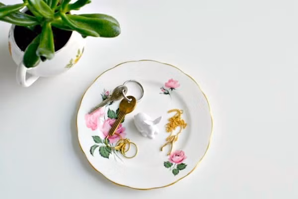 Phong cách vintage này rất hợp với căn nhà được trang trí theo kiểu cổ điển, cũng tôn lên sự lấp lánh cho những món đồ trang sức. Nếu e ngại những chiếc đĩa trắng đơn điệu thì bạn có thể dán lên những đề can sticker trang nhã, tô điểm thêm cho sản phẩm sáng tạo của mình