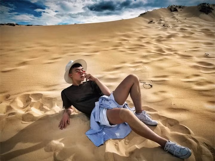 Trước các đợt gió biển phiêu bồng mơn man lướt nhẹ suốt ngày đêm, vân cát cũng được thay đổi hình dạng theo từng giờ, từng ngày. Không chỉ vậy, màu sắc của cồn cát cũng là thứ biến chuyển đầy thú vị. Nếu như vào hầu hết thời gian, lớp cát mang sắc trắng mịn tinh khiết thì khi nắng lên, ánh sáng gay gắt rọi xuống trực tiếp từ mặt trời khiến bãi cát như được nhuộm vàng óng, và dần chuyển sang màu xám trắng mờ ảo khi bóng đêm dần buông.
