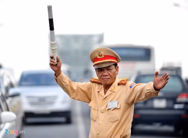 Hôm qua, 31/10 là ngày làm việc cuối cùng của Thượng tá Đoàn trước khi về hưu. Những hình ảnh về người CSGT vẫn được ví như "người hùng" trên cầu Chương Dương, từng cứu mạng nhiều người được dân mạng nhiệt tình chia sẻ với những dòng cảm xúc nghẹn ngào. Ảnh: Zing.