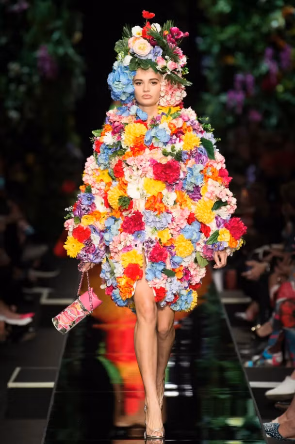 Đó là những bông hoa trên sàn catwalk của Louis Vuitton, Christian Dior, Yves Saint Laurent,... Những bông hoa tươi sống động sẽ trở thành đối tượng chính. Khi đó, nhà thiết kế phải vô cùng cẩn trọng để vừa tạo kiểu cho bộ đồ vừa giữ được độ tươi của hoa.