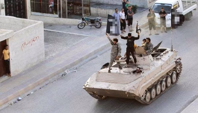 Các chiến binh ISIL diễu hành qua các con phố tỉnh miền bắc Iraq là Raqqa ngày 30/6.