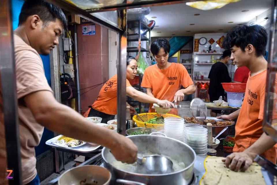 Anh Hùng Lâm, quản lý một cửa hàng sủi cảo nổi tiếng tại Hà Tôn Quyền, cho biết: "Từ lúc có phố ẩm thực thì đa số khách gửi xe máy ở ngoài nên không còn cảnh lộn xộn bát nháo, việc buôn bán từ đó thuận lợi hơn. Tuy nhiên có vẻ chưa nhiều người biết đây đã trở thành phố ẩm thực nên lượng khách đợt này chỉ nhỉnh hơn trước đôi chút".