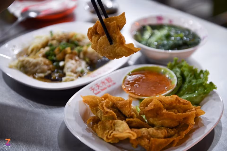 Các quán thường mở cửa từ 13h-1h sáng. Theo chia sẻ của một nhân viên, những món khách thường gọi khi đến đây là sủi cảo chiên, sủi cao khô dầu hào, mì khô...