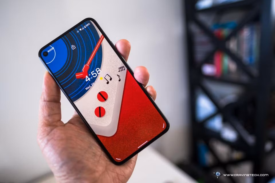 Dù không phải thế hệ mới nhất, trang GSMArena đánh giá Google Pixel 5 vẫn là một trong những smartphone Android nhỏ gọn đáng mua hiện nay. Máy dụng nền tảng Android thuần với độ tối ưu tốt và được cập nhật sớm, trang bị màn hình OLED 6 inch tần số quét 90 Hz cho hiệu ứng cuộn lướt mượt mà, thiết kế dễ cầm nắm với cảm biến vân tay nằm ở mặt lưng. Ảnh: Craving Tech.