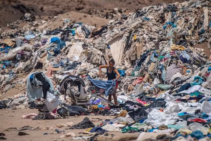 Hàng chục nghìn tấn quần áo cũ trên sa mạc Atacama đến từ khắp nơi trên thế giới. Chúng khó phân hủy vì hầu hết được may bằng sợi hóa học. Một số người nghèo thường xuyên đến đây nhặt quần áo cũ về mặc. Báo cáo của Liên Hợp Quốc năm 2019 cho hay, sản lượng quần áo toàn cầu đã tăng gấp đôi trong khoảng từ năm 2000 đến năm 2014. Ngành công nghiệp “thời trang nhanh” cũng chịu trách nhiệm cho 20% tổng lượng nước thải toàn cầu.
