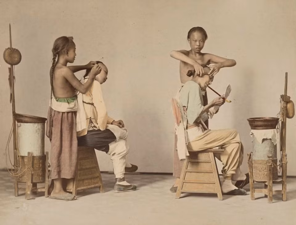 Trong số đó, có một nhiếp ảnh gia người Italy là Felice Beato đã đến Trung Quốc vào những năm 1850 để ghi lại tư liệu về sự can thiệp của Anh và Pháp trong chiến tranh thuốc phiện lần thứ hai. Ngoài ra, nhiếp ảnh gia người Scotland John Thompson cũng đi dọc sông Mân (nay thuộc tỉnh Tứ Xuyên) để mang đến những khung hình hiếm có về Trung Quốc.