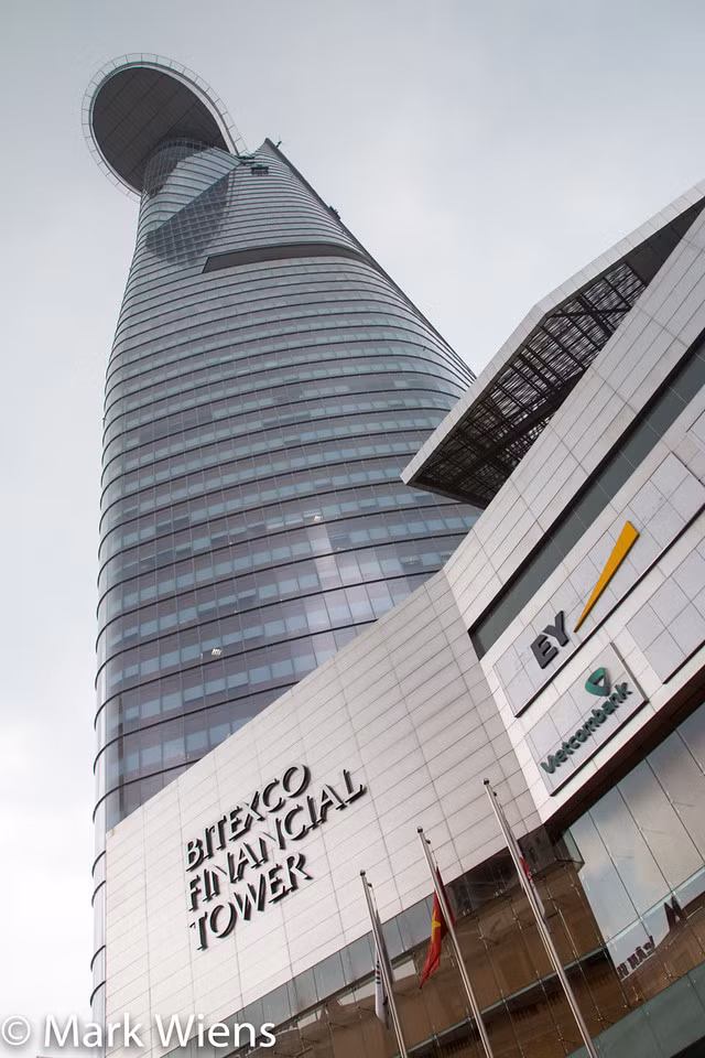  4. Tòa nhà Bitexco. Khu Saigon Skydeck ở tầng 49 của tòa nhà này là địa điểm lý tưởng nhất để ngắm toàn cảnh thành phố từ trên cao, theo du khách người Mỹ. Ảnh: Mark Wiens/Theculturetrip.