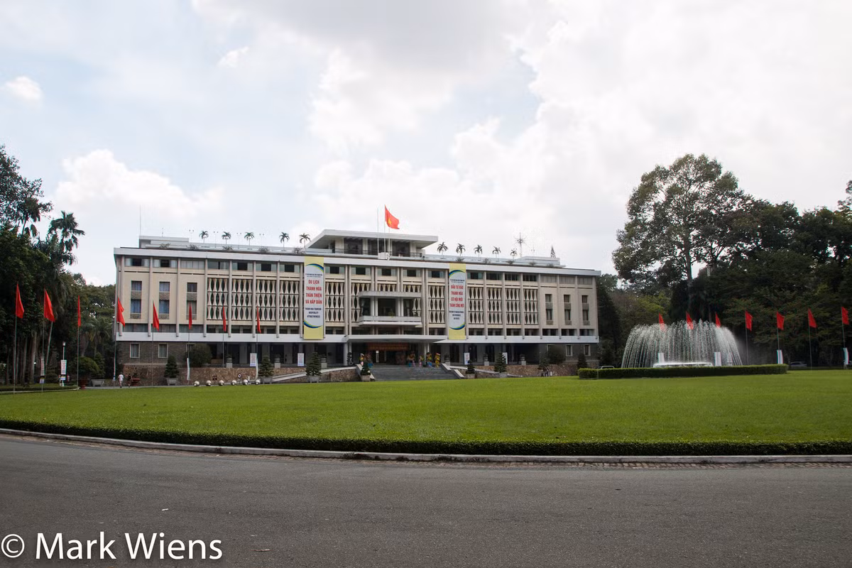  5. Dinh Độc Lập. Là một biểu tượng của cuộc chiến tranh Việt Nam, Dinh Độc Lập là nơi thu hút rất nhiều du khách Mỹ. Mark Wiens kể rằng trải nghiệm thú vị nhất ở nơi đây là đi dạo qua khu tầng hầm tối tăm và đáng sợ. Ảnh: Mark Wiens/Theculturetrip.