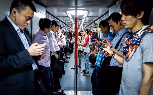 Ảnh minh họa. Cấm con cái, nhưng chính bố mẹ cũng nghiện smartphone-2