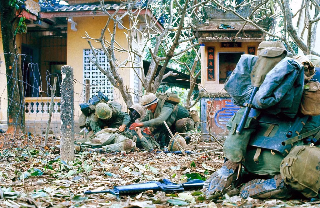 Các binh sĩ Mỹ cố gắng cấp cứu một đồng đội bị trúng đạn AK-47 tại thành Huế, 24/2/1968. Ảnh: ABC.