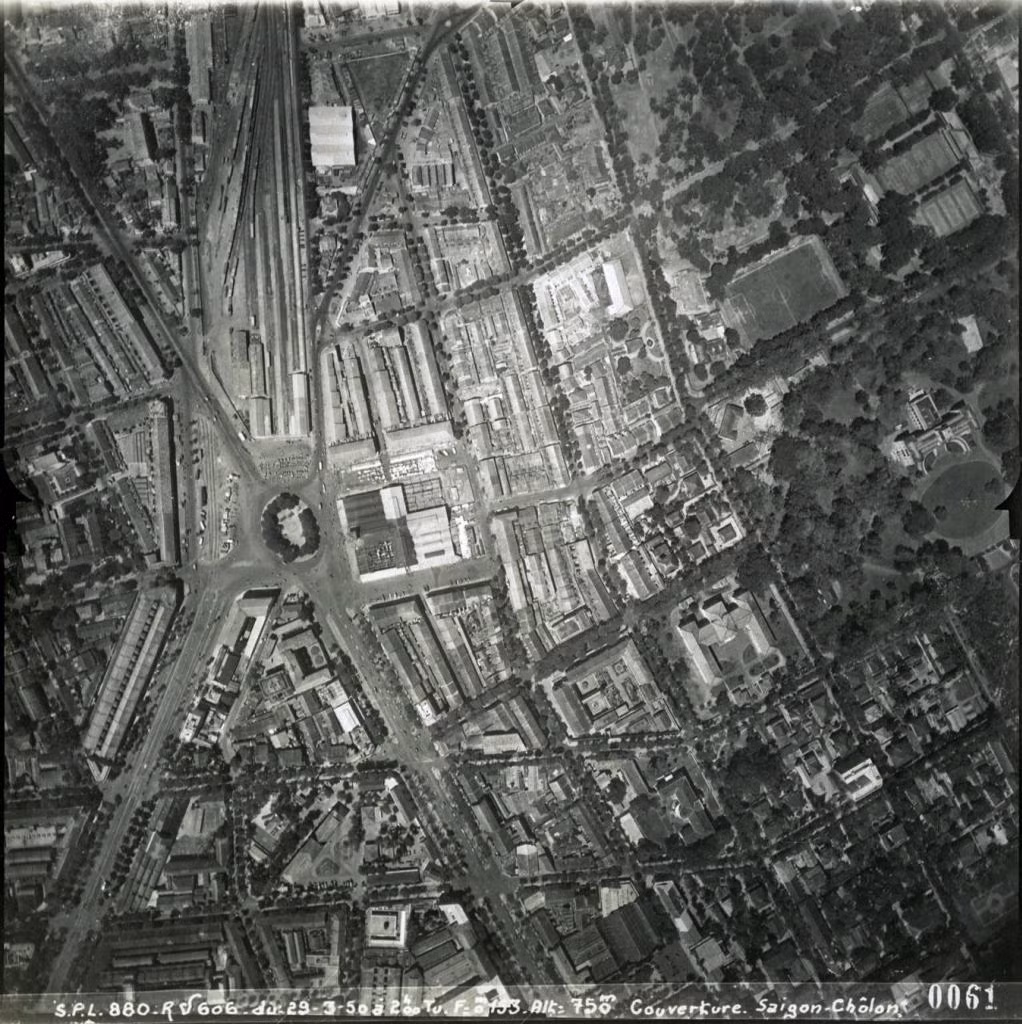 Ga Sài Gòn (góc trên, bên trái) nhìn từ máy bay, thập niên 1950. Ảnh tư liệu.