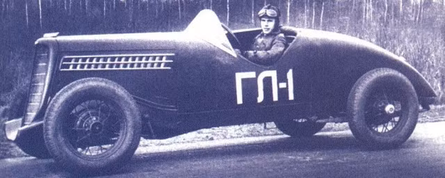  GAZ GL-1 (1938). Được sản xuất vào năm 1938, GAZ-M1 là chiếc xe đua nhanh nhất của Liên Xô trước Thế chiến II. Với động cơ 65 mã lực ban đầu, nó đạt tốc độ tối đa là 148 km/h. Khi nâng cấp bằng động cơ 100 mã lực, nó đạt đến 162 km/h. Ảnh: Old Concept Cars.