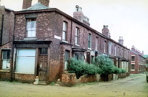 Những ngôi nhà liền kề ở phố Lucknow Grove, khu Hulme giữa những năm 1960. Ảnh: MMU Visual Resources.