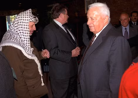 Ông Yasser Arafat và Ariel Sharon.