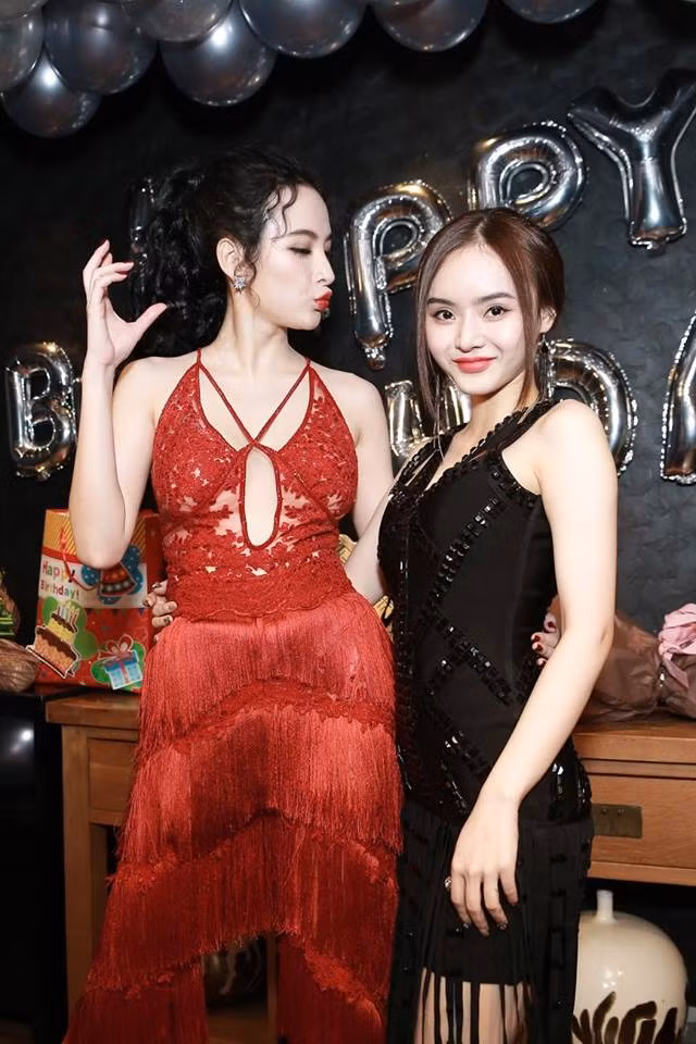 Angela Phương Trinh có cô em gái tên là Lê Ngọc Phương Trang sinh năm 1996. Dù không hoạt động trong giới giải trí nhưng em gái của nữ diễn viên phim "Mùi ngò gai" vẫn được nhiều người biết đến vì thường xuyên xuất hiện cùng đàn chị trong các sự kiện hay khoe ảnh trên mạng xã hội.