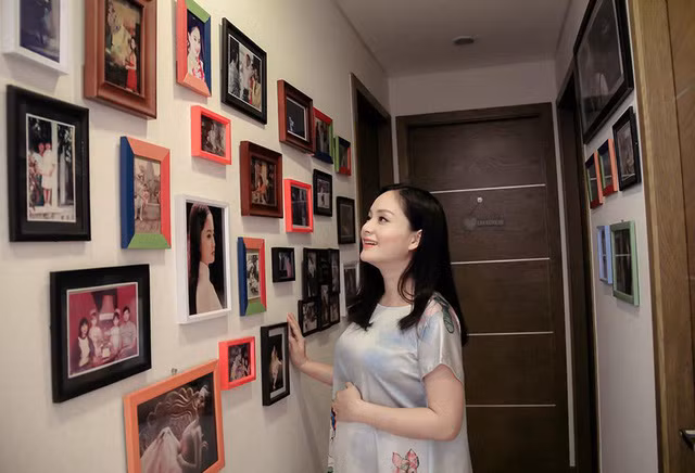 Khu vực thông giữa phòng khách và phòng ngủ, Lan Phương trang trí các hình ảnh kỷ niệm trong những khung tranh nhiều màu sắc. Với Lan Phương, mỗi cột mốc là một hành trình đầy thú vị mà bản thân cô từng trải nghiệm.