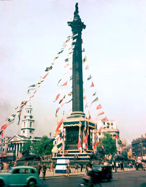 Cột Nelson được trang hoàng đểchào mừng ngày Chiến thắng 3/9/1945. Ảnh: Getty.