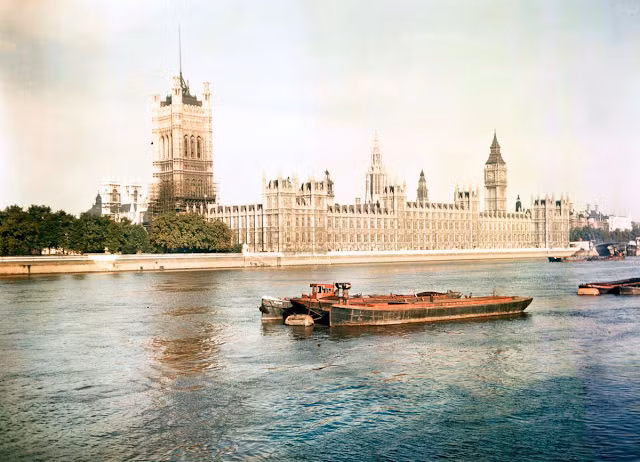 Sà lan di chuyển trên trên sông Thames, trước Nhà Quốc hội, ngày 10/12/1945. Ảnh: Getty.