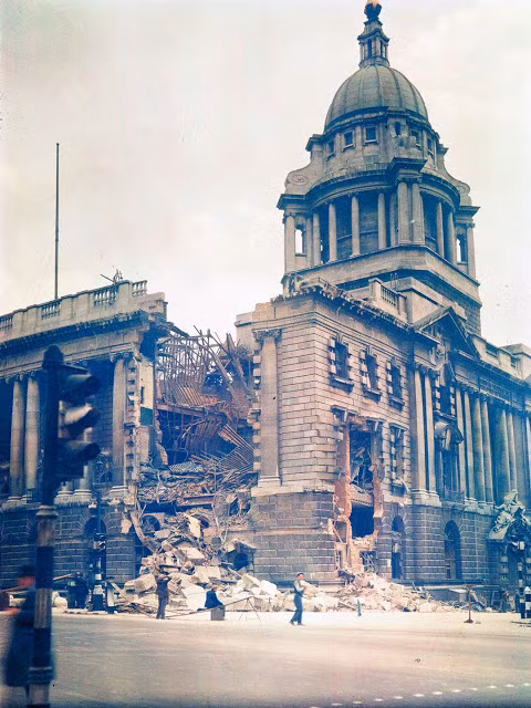 Trụ sở Tòa án Old Bailey của thành phố London bị bom của Đức làm sụp đổ một phần, 10/12/1941. Ảnh: Getty.