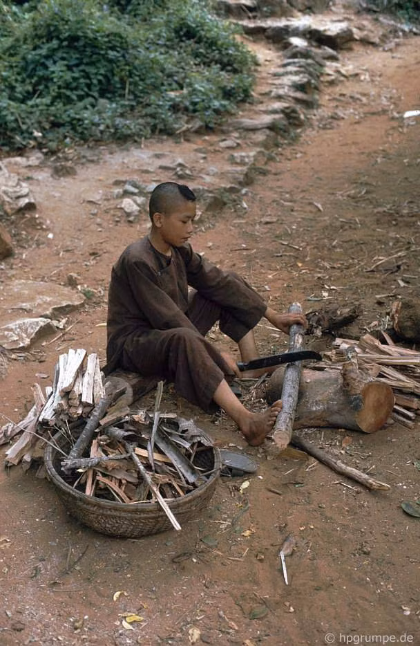 Chú tiểu chẻ củi ở sân chùa. Ảnh: Hpgrumpe.de.