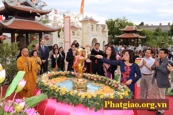 Được xây dựng bởi các bàn tay Việt, chùa Trúc Lâm - Kharkov có đầy đủ các hạng mục như tất cả các ngôi chùa trên đất mẹ Việt Nam như điện Tam bảo, Nhà tổ, Bảo tháp, Tháp Quan âm, Tháp chuông, Tháp khánh, Nhà khách, Tam quan. Ảnh: Phatgiao.org.vn.